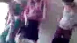 Він зняв штани у сво ...