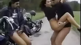 Молода жінка мама се ...