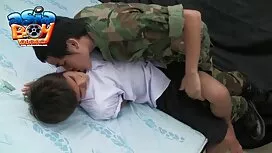 Він плаває в басейні ...